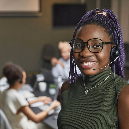 Equipa a colaborar enquanto utiliza o portal de gestão de queixas